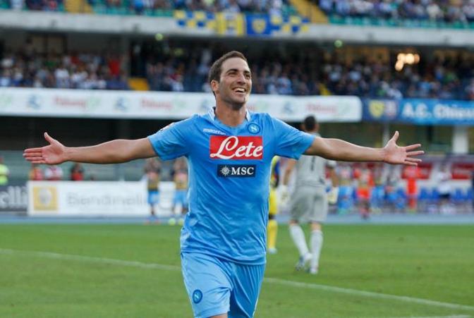 Secondo posto per Gonzalo Higuain. Il neo-attaccante del Napoli ha un contratto da 5,5 mln a stagione. Ansa